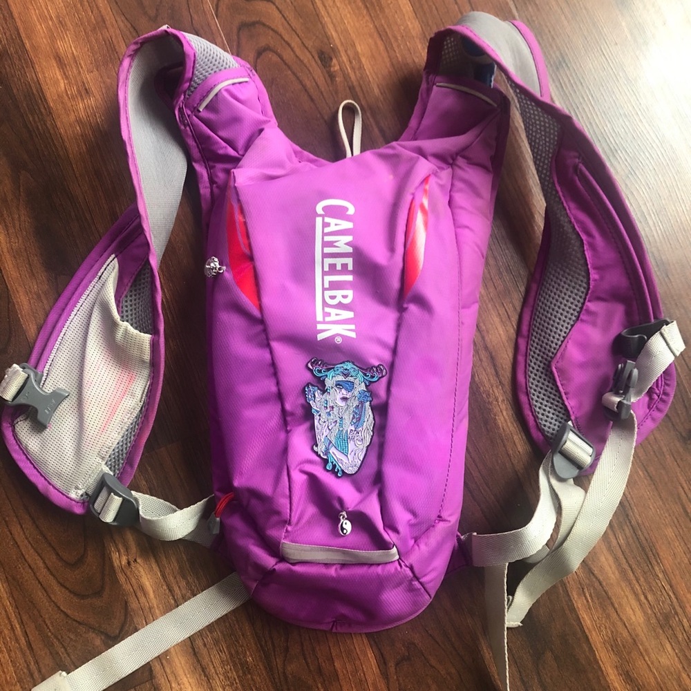 Camelback WITH hat pin